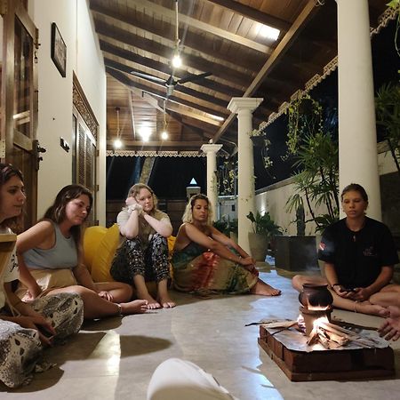 אונה ואטונה Sixth Sense Hostel מראה חיצוני תמונה