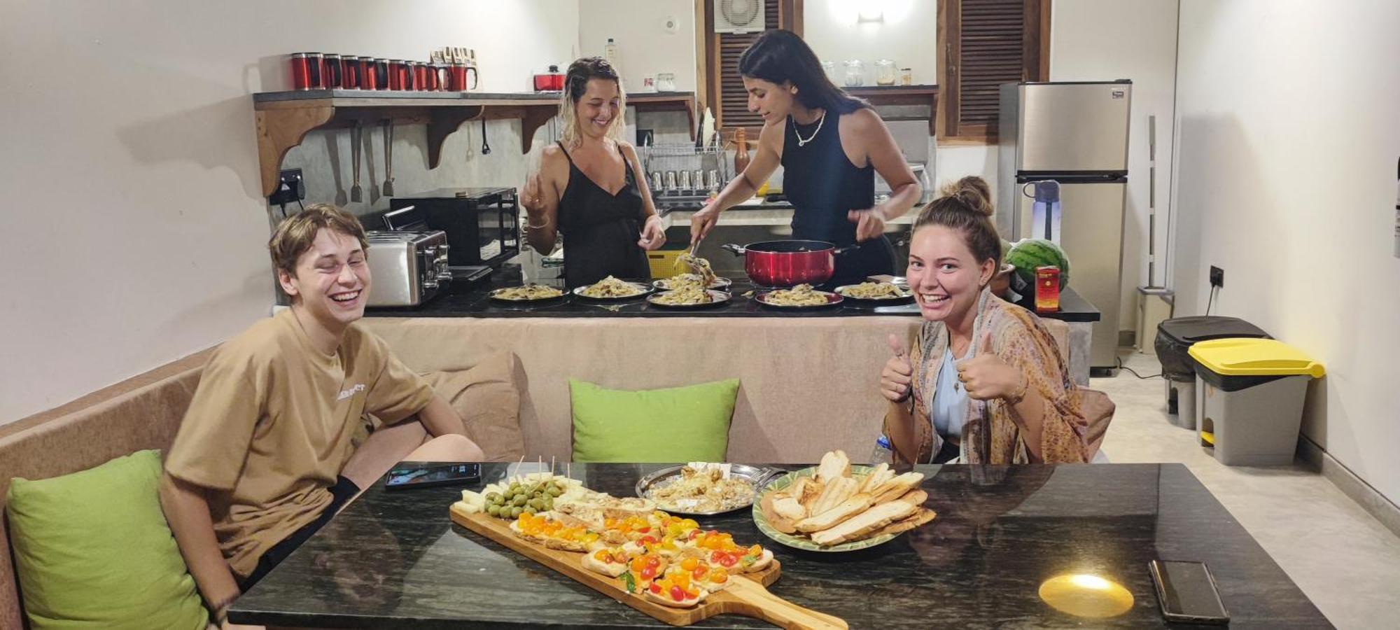 אונה ואטונה Sixth Sense Hostel מראה חיצוני תמונה